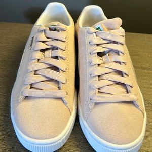 Size 9 puma sneakers